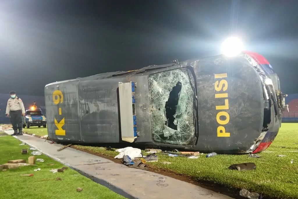 Mengenang 2 Tahun Tragedi Kanjuruhan, Insiden Memilukan Sepak Bola Indonesia Foto : salah satu mobil yang rusak parah saat tragedi (c)bimaswara