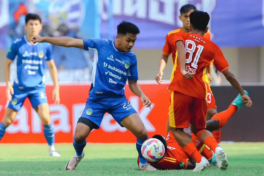 Review Pekan 5 Liga 2 : PSPS Kudeta, Tim Unggulan Kokohkan Posisi Foto : Bek PSIM, Samuel Christianson berjibaku membongkar pertahanan Persijap Jepara (c)XPSIMJOGJA