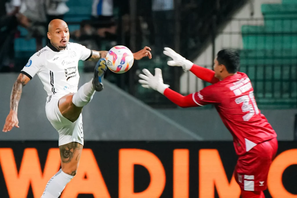 Review Pekan 8 Liga 1 : Bali United Kudeta, Kartu Merah Berjatuhan Foto : perebutan bola antara Gustavo Almeida dan kiper PSIS, Adi Satryo (c)XPersija_Jkt