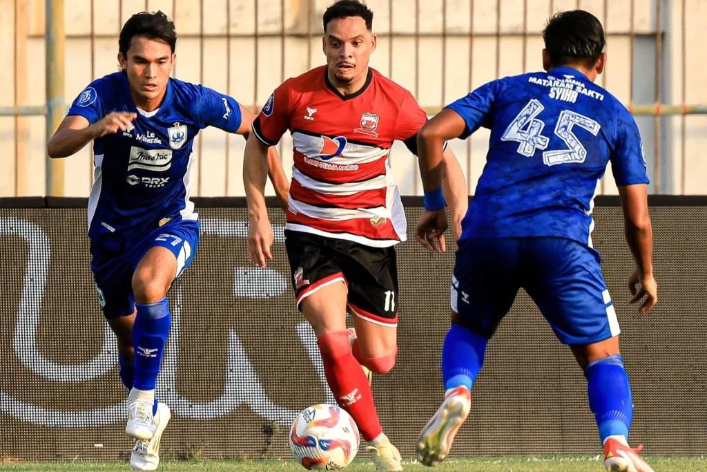 Review Pekan 9 Liga 1: Dewa United Cetak Rekor, Persebaya Tergeser Foto : Lulinha sukses mengantar Madura United raih kemenangan atas PSIS Semarang (c)mediamaduraunited