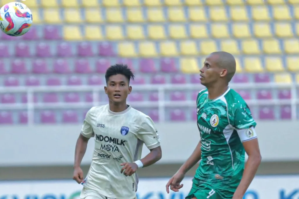 Ditekuk Persita, Catatan Negatif PSS Sleman Berlanjut Foto : Ahmad Hardianto saat berusaha lolos dari kawalan Cleberson (c)XPersitajuara