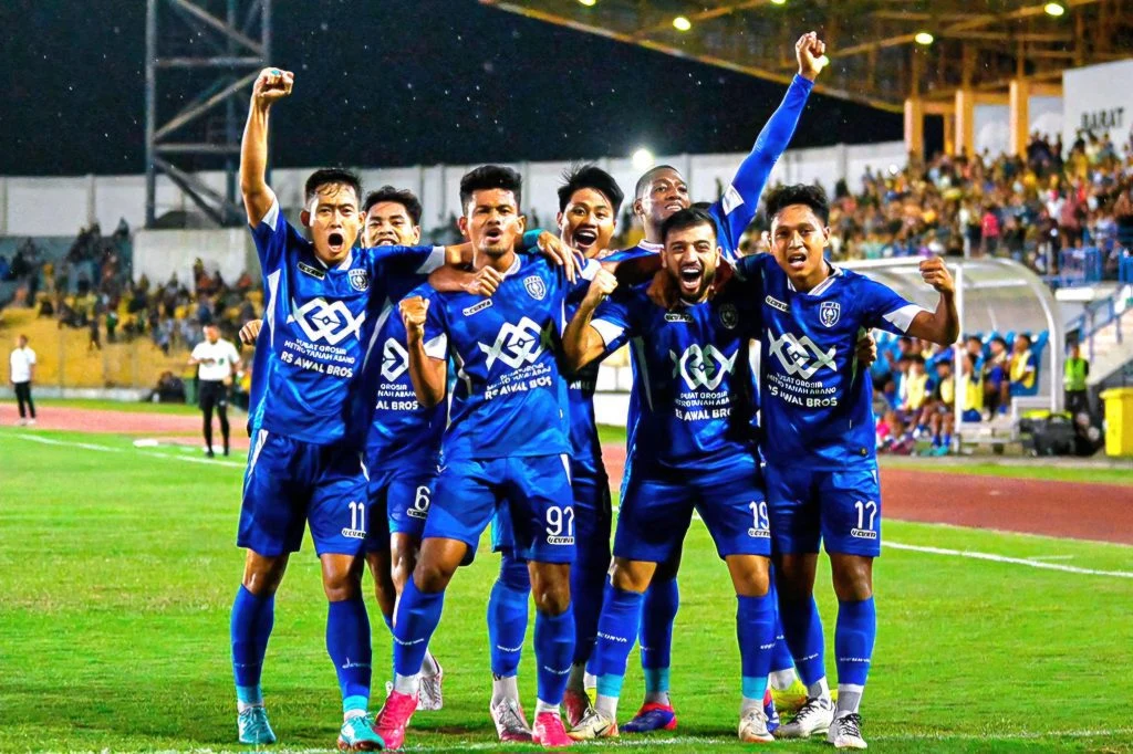 Review Pekan 9 Liga 2: PSIM Catat Rekor, 2 Tim Masih Tangguh Foto : Birrul Walidain dkk angkat preforma PSPS (c)Xpspspekanbaru_
