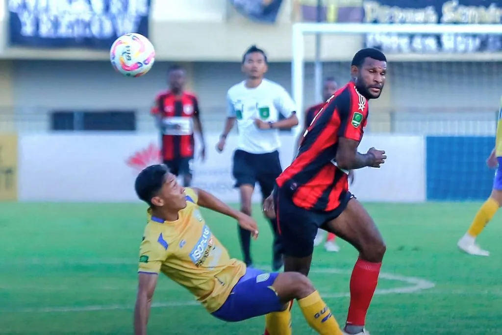 Poin Kebangkitan Persipura, Persibo Rajai Grup 3 Foto : Marinus Wanewar dalam duel bola dengan pemain Gresik United (c)IGpersipurapapua1963