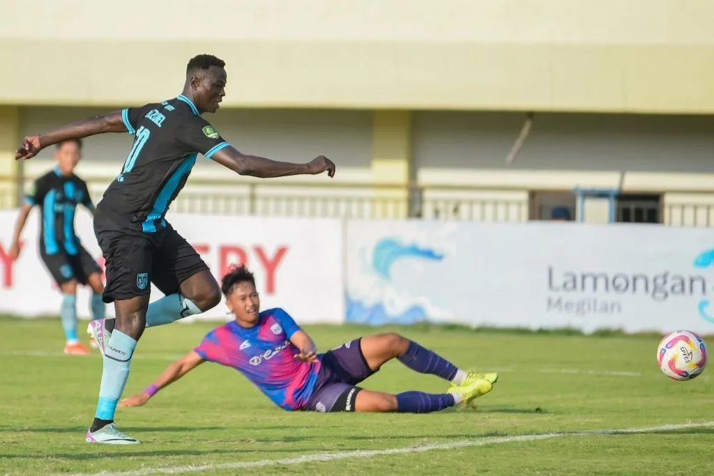 Dinamika Liga 2, Persela Menanggung Sanksi Berat Foto : Aksi Ezechiel Ndouasel saat Persela menjamu Rans Nusantara FC (c)IGperselafc