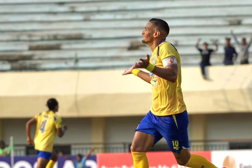 Review Pekan 7 Liga 2: Nusantara Dan Tim Non Unggulan Tebar Kejutan Foto : ekspresi Renan Silva saat mengantar Gresik United memenangkan laga (c)IGgresikunited