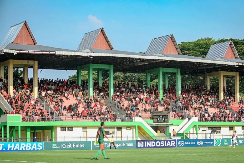 Banding Tercapai, Sanksi Persela Dan Persiraja Berkurang Foto : suasana pertandingan Persekat di Stadion Tri Sanja Tegal (c)IGpersekat.tegal