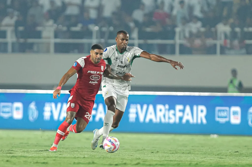 Persis Solo Terlempar Ke Zona Degradasi Liga 1 Foto : duel lini tengah Gonzalo Acosta dengan Nicolao Cardoso (c)XPSSleman
