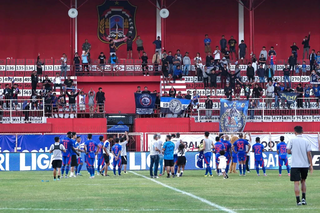 Arema FC Menatap Derbi, Debut 1 Poin OKS Foto : suasana pertandingan Arema FC di Stadion Soepriadi Blitar (c)XAremaFC
