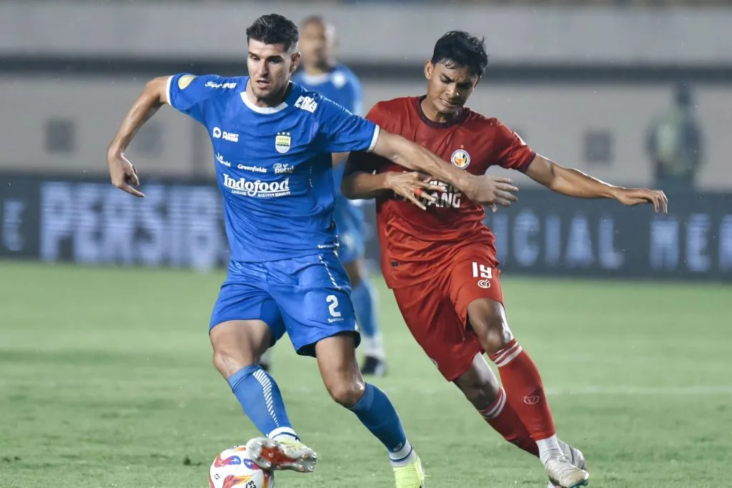 Review Pekan 10 Liga 1: Tim Jatim Raup Poin, Jateng Kompak Rungkad Foto : Nick Kuipers duel bola dengan pemain Semen Padang (c)Xpersib