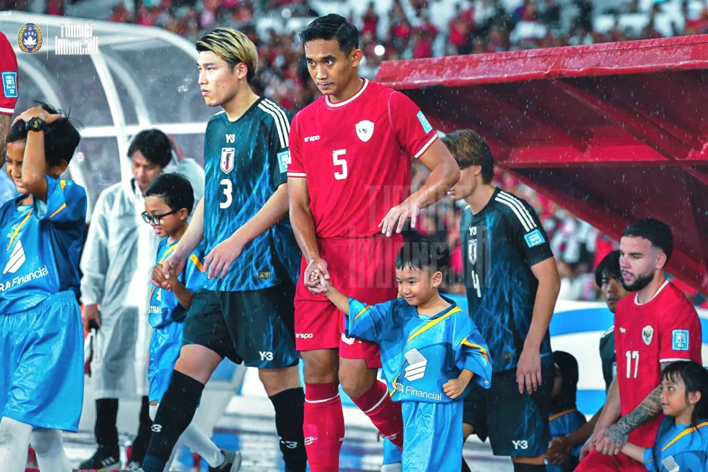 Indonesia Kejar Kans Realistis Usai Dilibas Jepang Foto : Rizky Ridho saat memasuki lapangan (c)XTimnasIndonesia