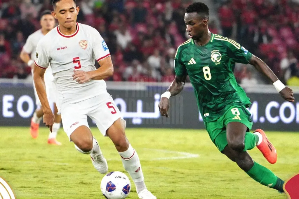 3 Fakta Penting Usai Indonesia Libas Arab Saudi Foto : Rizky Ridho mengawal ketat Al-Sahafi (c)XTimnasIndonesia