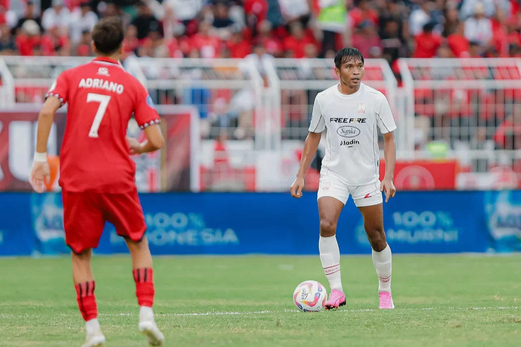 Madura United Dan 2 Kolega Tetap Huni Zona Merah Foto : Zaenuri dalam laga Persis Solo lawan Malut United (c)Xpersisofficial