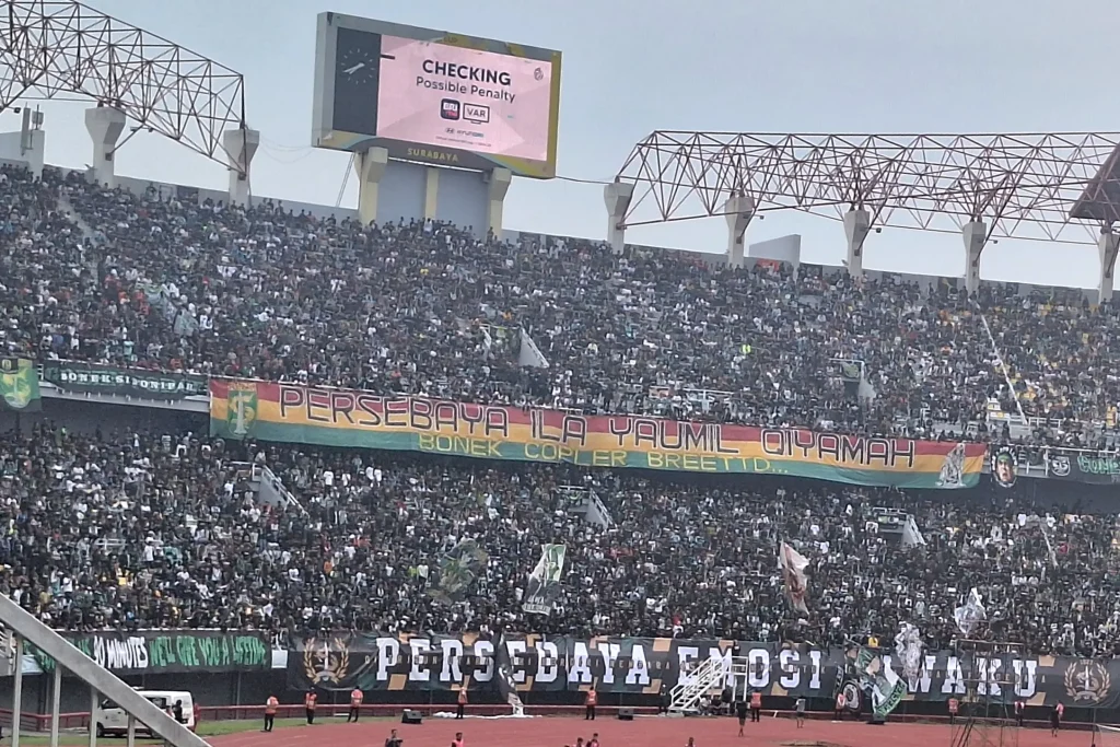 Libas Persik, Persebaya Sapu Bersih 3 Derbi Foto: suasana saat Persebaya menjamu Persija di Stadion Gelora Bung Tomo (c)bimaswara