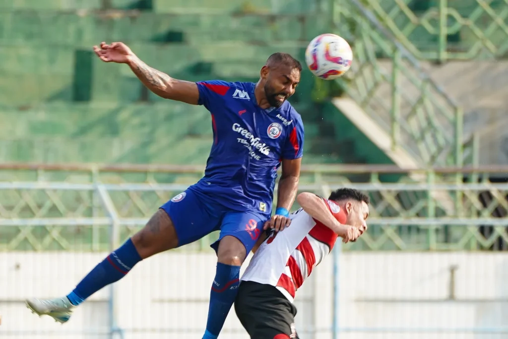 3 Kali Tak Menang, Arema FC Lepas Pelatih Brasil Foto : Dalberto saat duel bola udara dengan Lulinha (c)media-aremafc