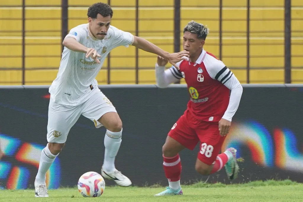 Persebaya Dan Arema FC Kompak Bawa Pulang 3 Angka Foto : midfielder Arema FC, Gildson Silva berduel bola dengan striker Barito, Eksel Timothy (c)mediaaremafc