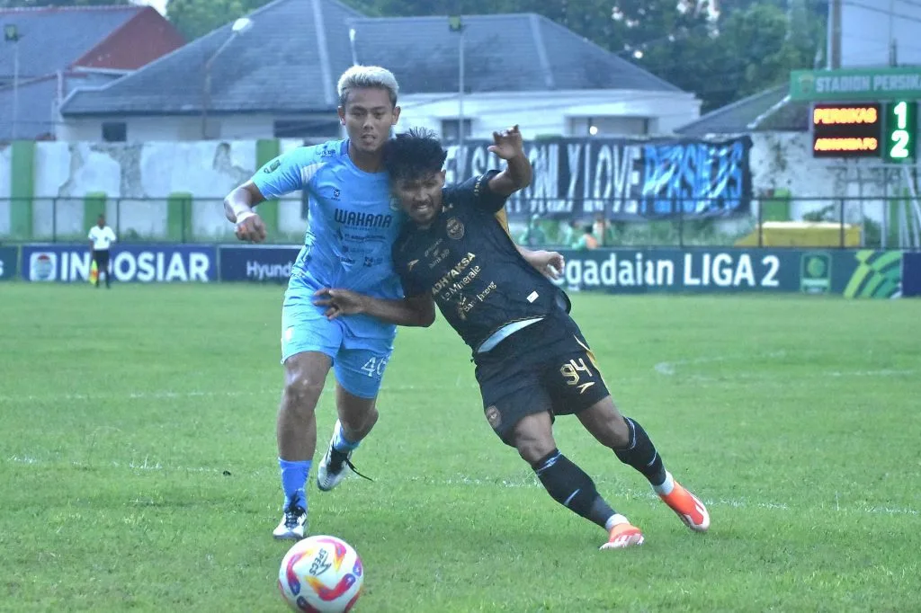 Review Pekan 10 Liga 2: Pelatih Baru Capai Target, Debut Djanur Antiklimaks Foto : duel bola Heri Santoso dengan Hamdan Zamzani (c)mediaadhyaksafc