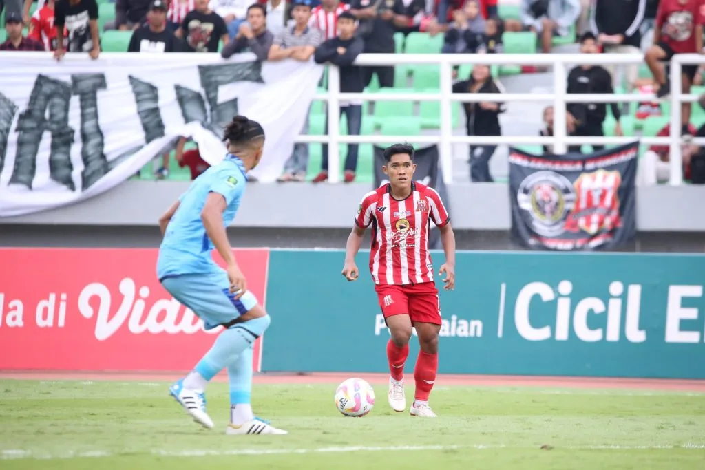 Review Pekan 11 Liga 2: Rekor Persibo Runtuh, Bhayangkara Meledak Foto : striker Deltras, Dwiki Mardiyanto berusaha lepas dari kawalan bek Persela, Anderson (c)mediadeltrasfc
