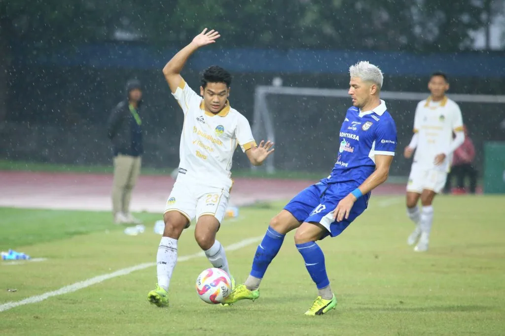 Review Pekan 11 Liga 2: Rekor Persibo Runtuh, Bhayangkara Meledak Foto : Andrejic Aleksa duel bola dengan bek PSIM, Samuel Christianson (c)mediaadhyaksafc