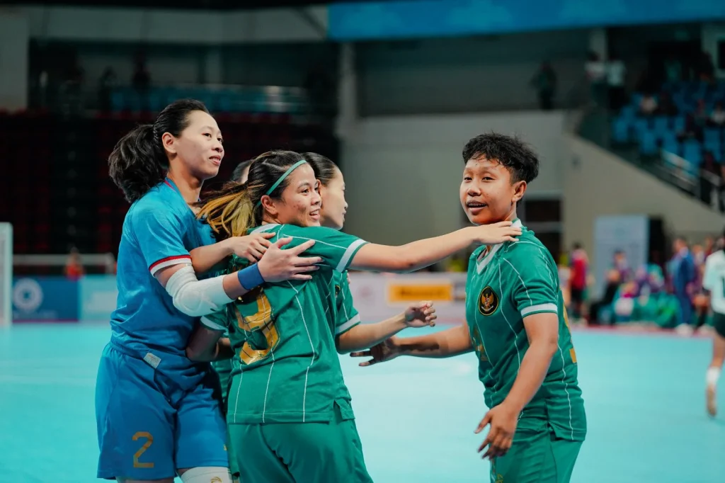 Menang Tipis 2-1 atas Filipina, Timnas Futsal Putri Indonesia Incar Peringkat Ketiga Pemain Timnas Futsal Putri Indonesia merayakan gol bersama-sama. Foto: MO Timnas