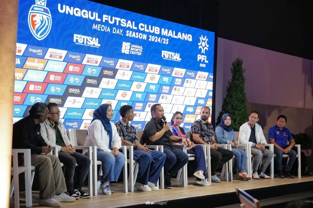 Tim Unggul FC Malang Diperkuat 19 Pemain Untuk Musim 2024/2025 Owner Unggul FC Malang Nicola Reza (tengah) bersama perwakilan para sponsor. Foto: MO Unggul FC