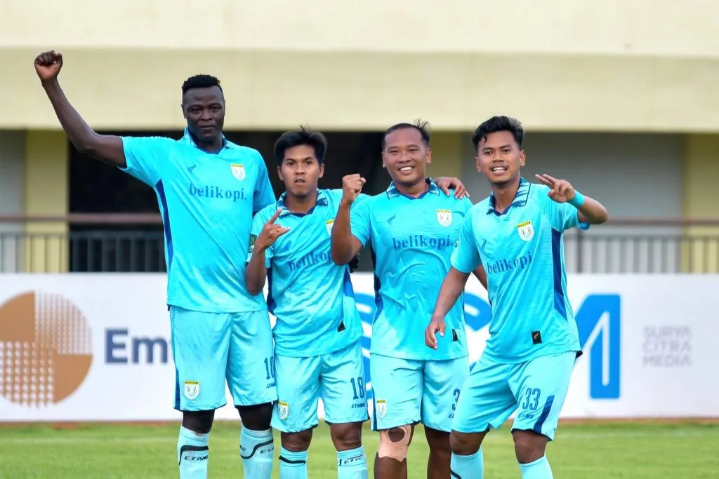 Review Pekan 10 Liga 2: Pelatih Baru Capai Target, Debut Djanur Antiklimaks Foto : Ezechiel Ndouasel (kiri) jadi penentu kemenangan Persela (c)IGperselafc