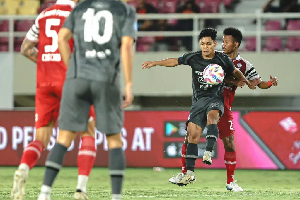 Arema FC Menatap Derbi, Debut 1 Poin OKS Foto : pemain Persis Solo dalam duel bola dengan pemain Barito (c)Xpersisofficial