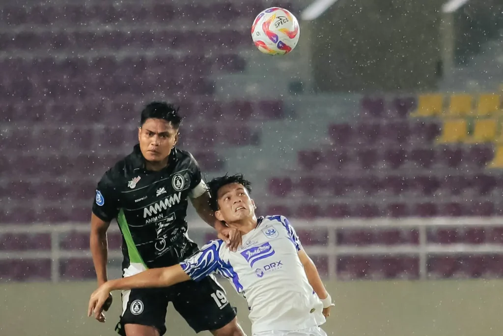 Review Pekan 15 Liga 1: Persib Melesat, Madura United Makin Rungkad Foto : Fachruddin Wahyudi menyapu bola udara (c)XPSSleman