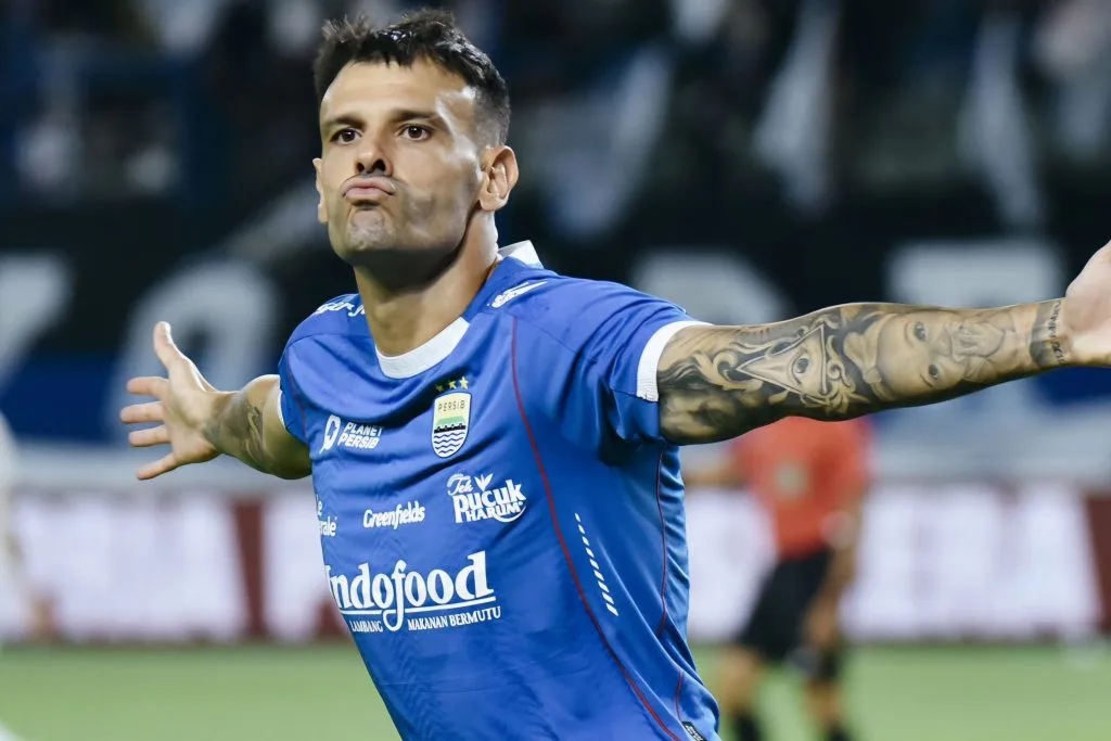 Persib Juara Paruh Musim, Alarm Keras Persis Foto : Tyronne Del Pino saat selebrasi gol (c)X-persib