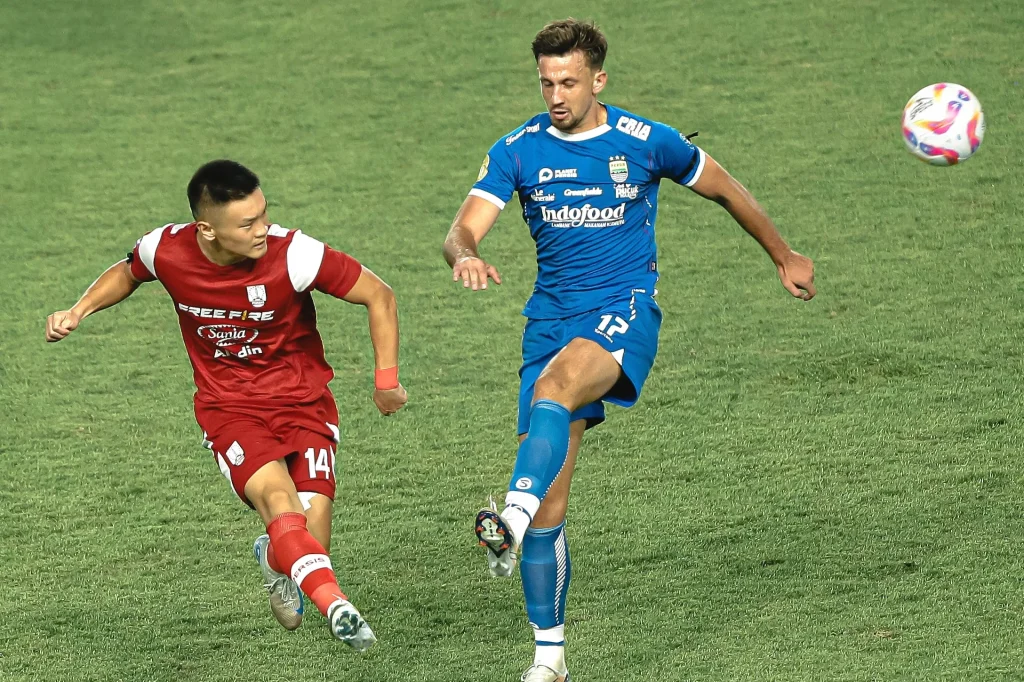 Persib Juara Paruh Musim, Alarm Keras Persis Foto : Sho Yamamoto jadi motor lini tengah Persis Solo (c)X-persisofficial