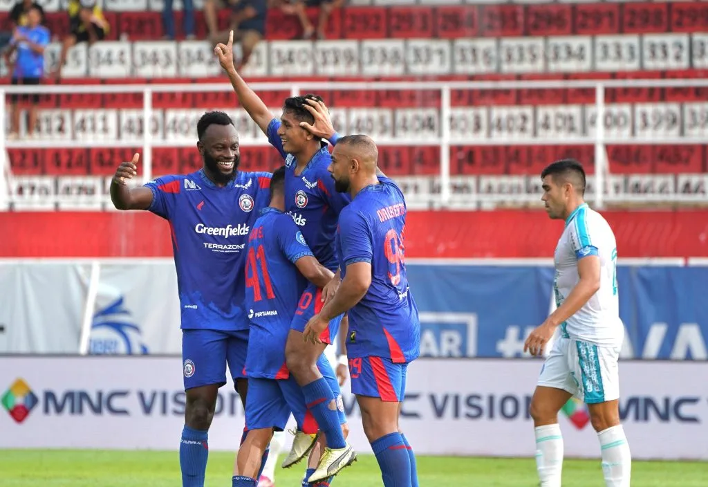 Persik Penyempurna Tim Jatim, Kesabaran OKS Foto : selebrasi Charles Lokoli Ngoy dalam kemenangan Arema FC (c)media-aremafc
