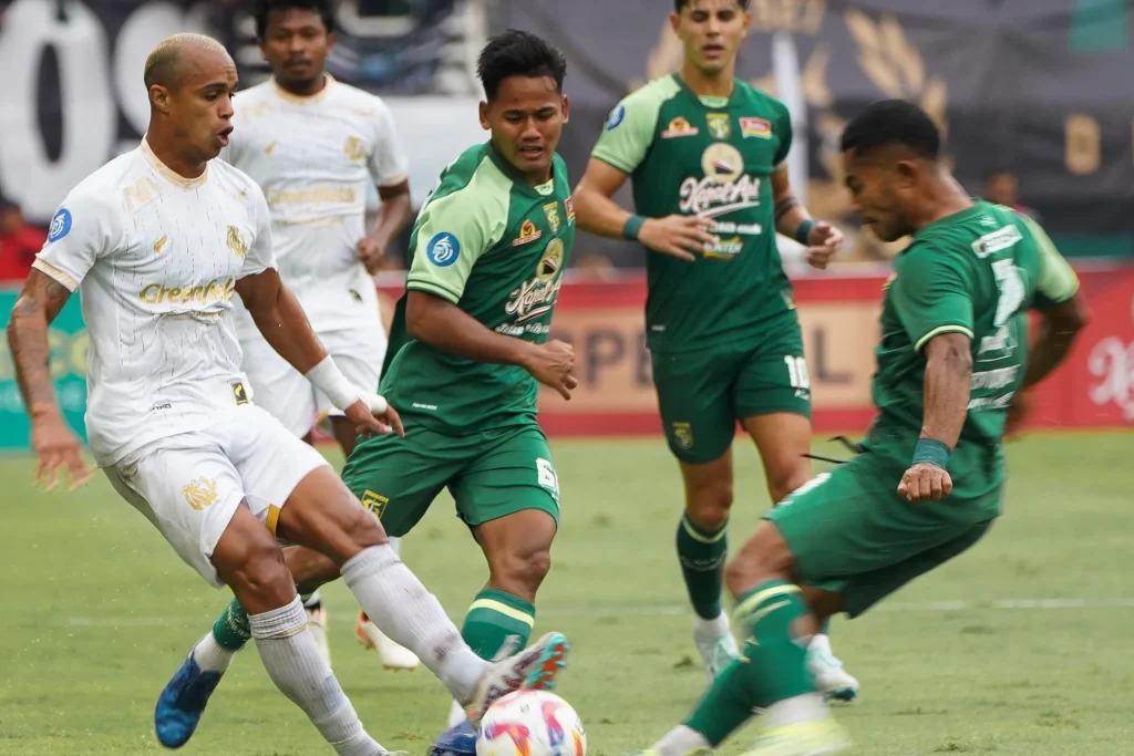 Menang Dramatis, Persebaya Segel Puncak Klasemen Foto : Wilian Marcilio jadi nyawa permainan Arema FC (c)media-aremafc