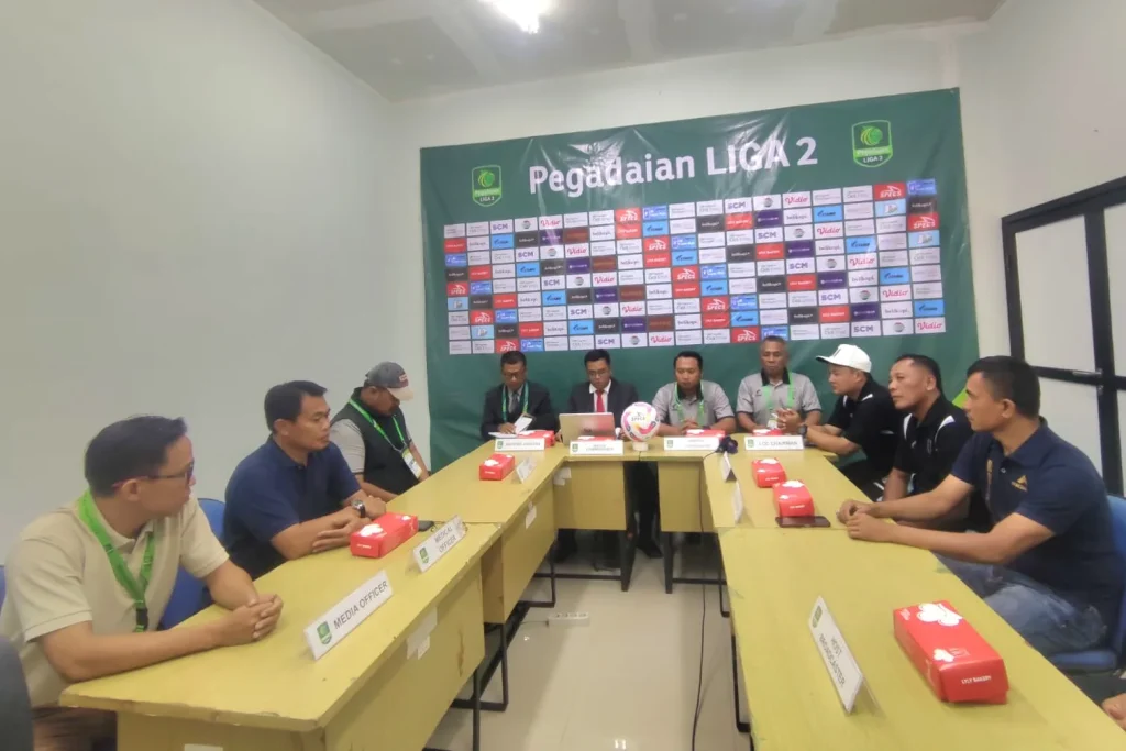 Persewar Tak Hadir, Persela Batal Bertanding Foto : suasana emergency meeting di Tuban (c)media-persela
