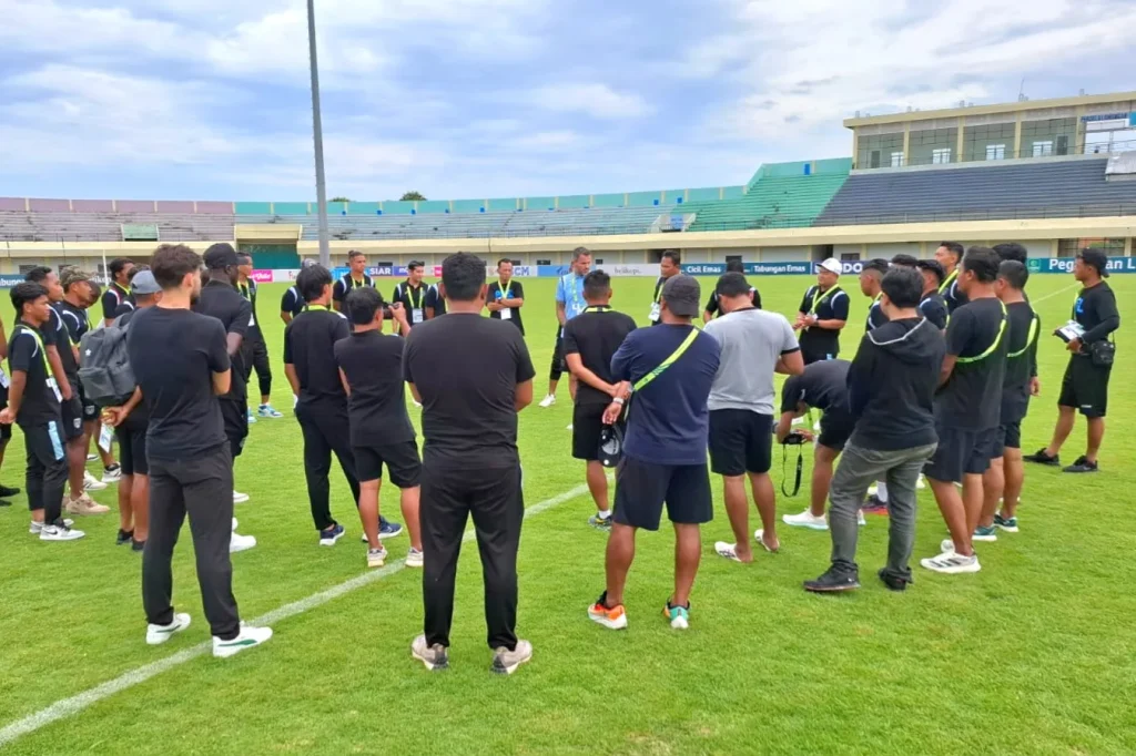 Review Pekan 13 Liga 2: Deltras Akhirnya Tumbang, Persela Menang WO Foto : Persela batal bertanding karena Persewar tidak hadir di Stadion Tuban Sports Center (c)media-persela