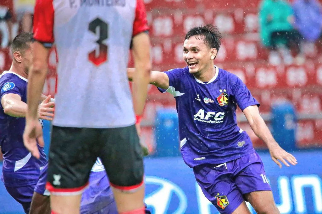 Review Pekan 13 Liga 1: Persis Dan PSS Gagal Beranjak Dari Zona Merah Foto : Hamra Hehanussa jadi penentu kemenangan Persik Kediri (c)media-persik