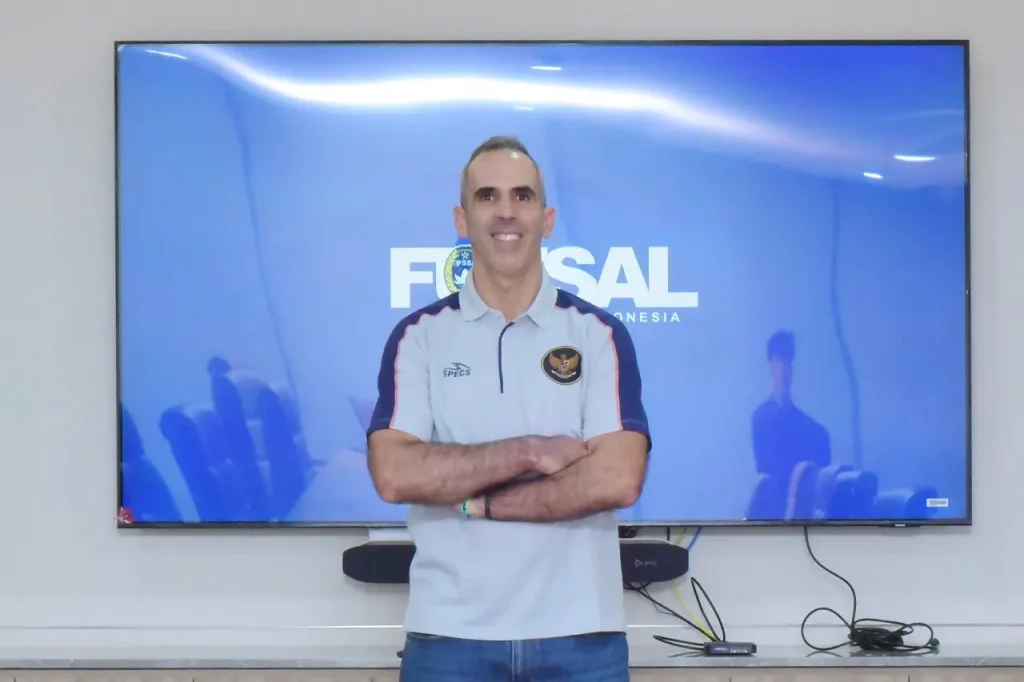 Gaet Pelatih Spanyol, Timnas Futsal Putri Ditarget Lolos Kualifikasi AFC Women's Futsal Asian Cup 2025 Pelatih baru Timnas Futsal Putri Indonesia Luis Estrella saat diperkenalkan di Kantor FFI. Foto: Media FFI