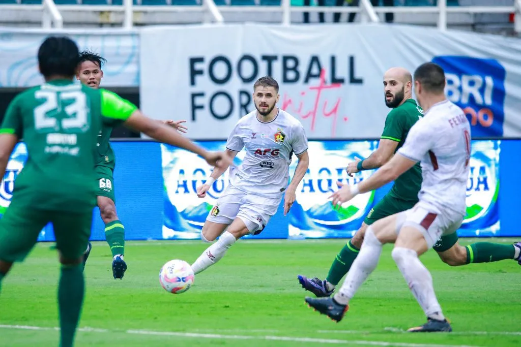 Libas Persik, Persebaya Sapu Bersih 3 Derbi Foto : Majed Osman tampil solid di lini tengah Persik (c)media-persik