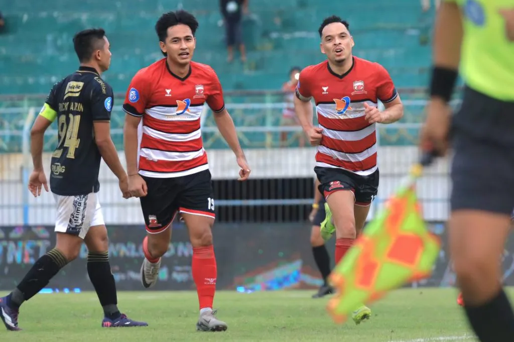Review Pekan 23 Liga 1: Drama Kartu Merah, Lampu Mati, Tanpa Penonton Foto : Lulinha terus berperan krusial bagi Laskar Sape Kerrab (c)media-maduraunited