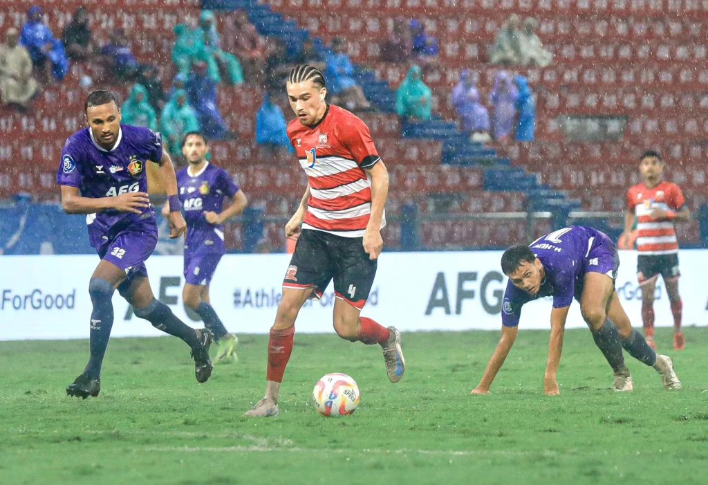 Persik Buat Madura United 4 Kali Kalah Beruntun Foto : Rohit Chand saat mengawal pemain Jordy Werhmann (c)media-maduraunited