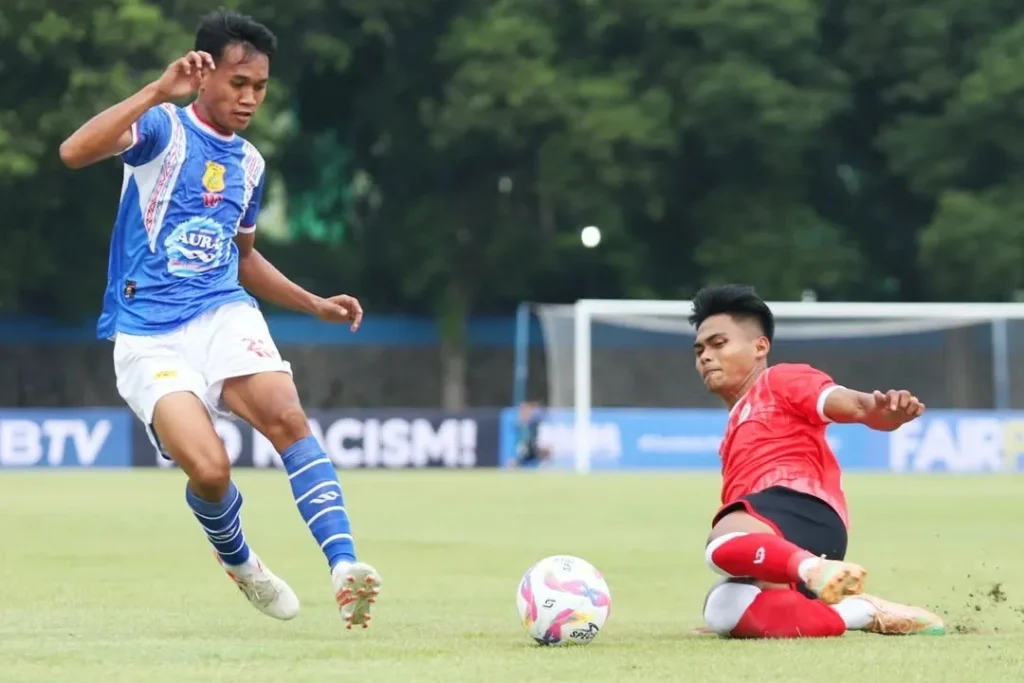 Review Pekan 1 Liga Nusantara: 29 Gol Tercipta, Sumut United FC Melesat Foto : pemain PSDS saat menghindari tekel pemain Sumut United FC (c)ligaindonesiabaru.com