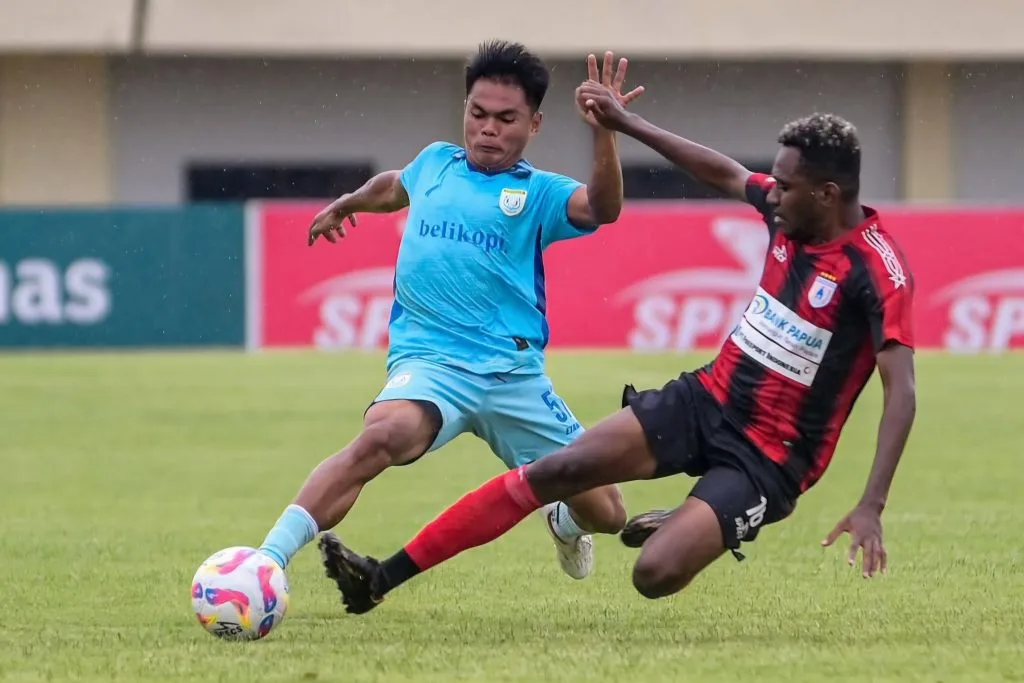 9 Kartu Di Markas Persela, Persewar Tak Lagi WO Foto : salah satu tekel keras di lapangan (c)instagram-perselafc