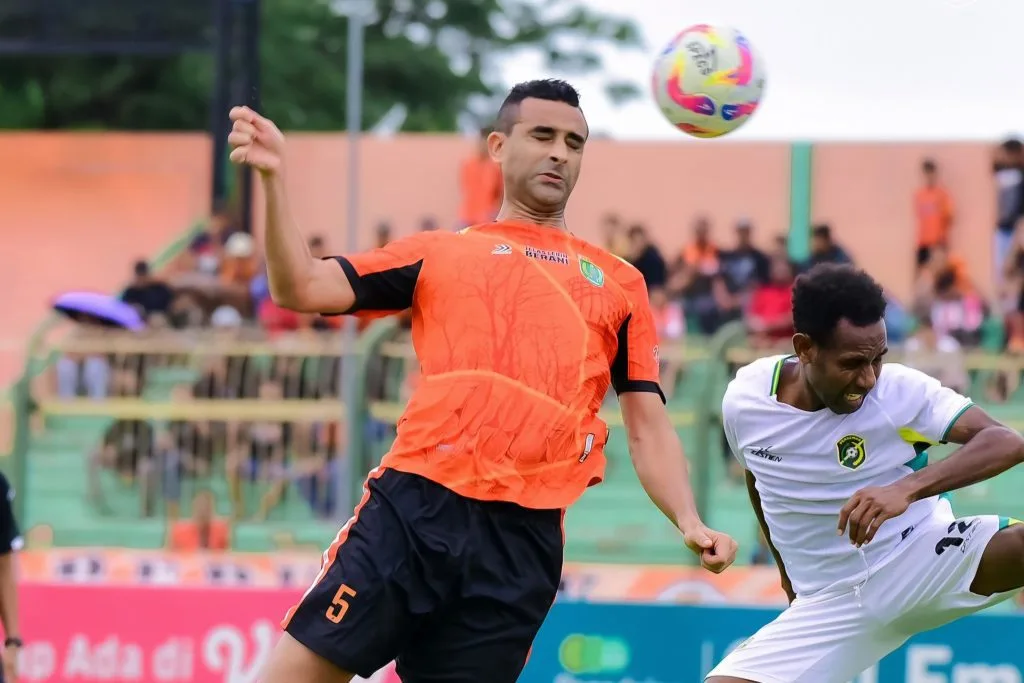 9 Kartu Di Markas Persela, Persewar Tak Lagi WO Foto : Otavio Dutra duel bola dengan pemain Persewar (c)instagram-persibo.bojonegoro