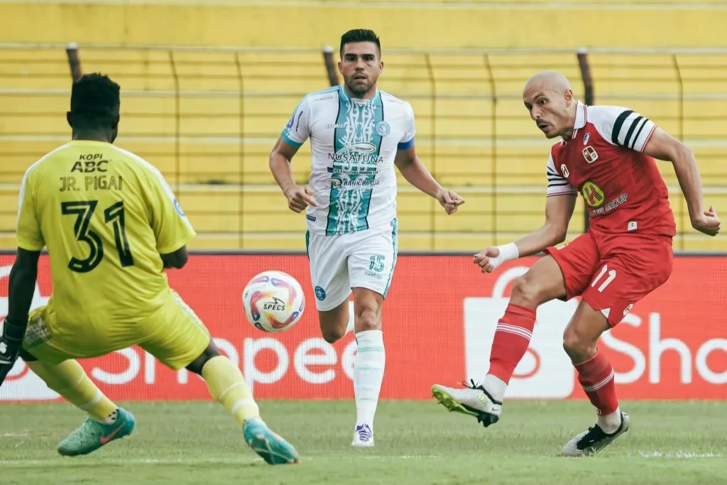 Review Pekan 13 Liga 1: Persis Dan PSS Gagal Beranjak Dari Zona Merah Foto : Youssef Ezzejjari berusaha lepas dari kawalan Fabiano Beltrame (c)instagram-psbaritoputeraofficial