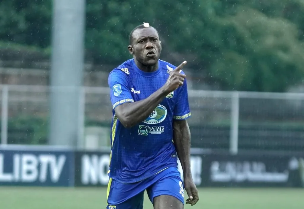Review Pekan 13 Liga Nusantara: Persekabpas-Tornado Ke 6 Besar, 4 Tiket Masih Sengit Foto : selebrasi Herman Dzumafo Epandi (c)instagram-persibabpp