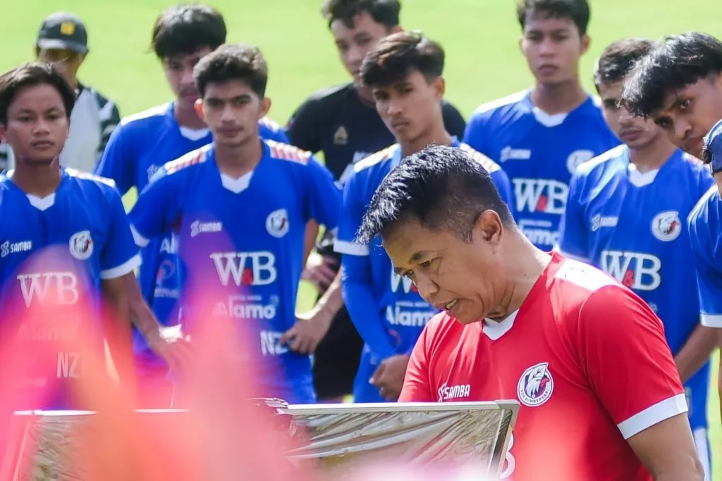 Review Pekan 4 Liga Nusantara: Sumut United Bangkit, Persipani Batal Main Foto : Agus Yuwono saat beri instruksi pada skuat NZR Sumbersari (c)instagram-nzrsumbersari