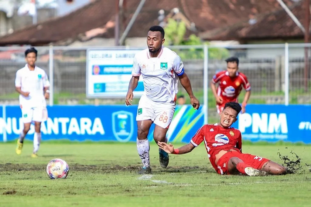 Review Pekan 5 Liga Nusantara: Jalan Terjal Tim Dengan Nama Besar Foto : Patrich Wanggai mempertajam lini serang Persekabpas (c)instagram-persekabpas.id