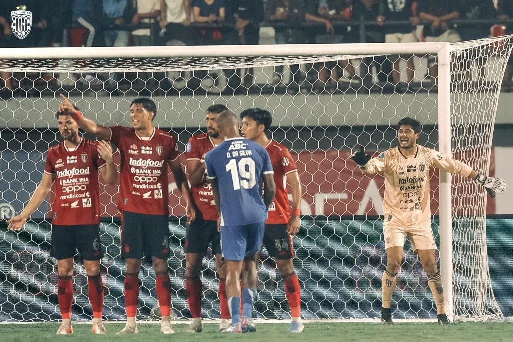 Bali United Gagal Beri Kekalahan Pertama Persib Foto : Adilson Maringa saat membentengi pertahanan terakhir (c)X-BaliUtd