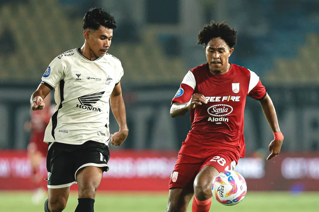 Kalah Karena Kartu Merah, Persis Solo Buang Poin Foto : Braif Fatari dikawal ketat pemain PSM Makassar (c)X-persisofficial