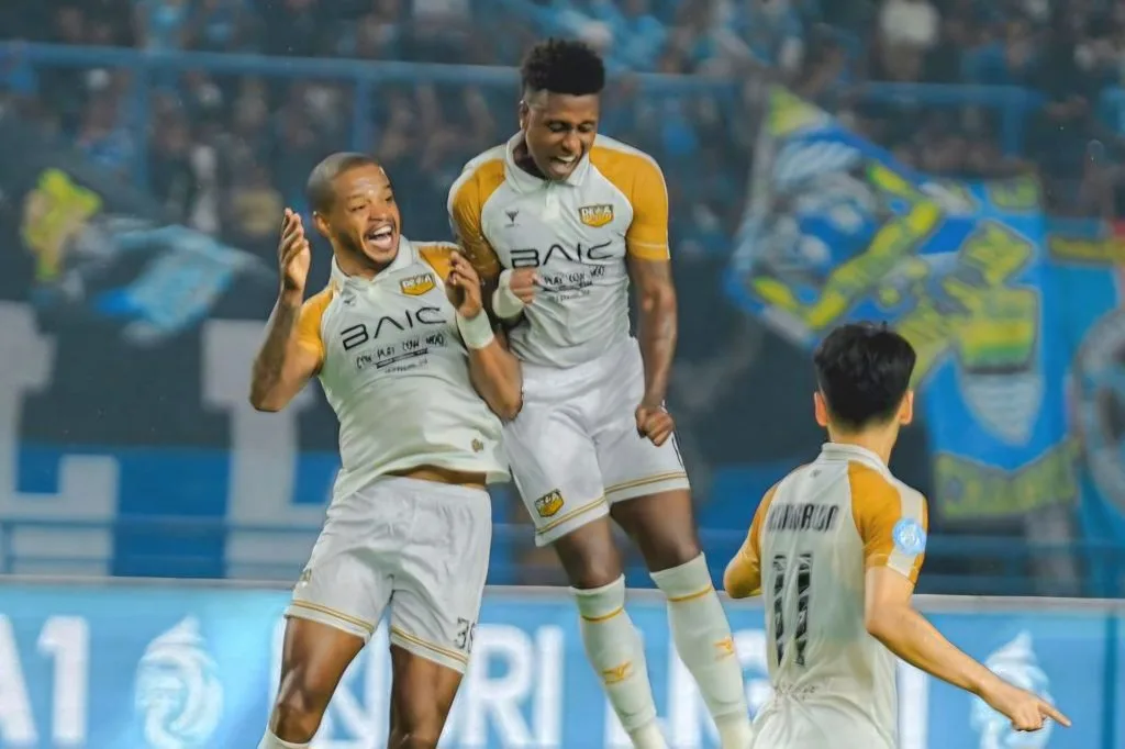 Review Pekan 19 Liga 1: Tim Jatim Merana, 3 Poin Mahal Laskar Sambernyawa Foto : selebrasi gol Alex Martins bersama Jaja (c)X-dewaunitedfc_