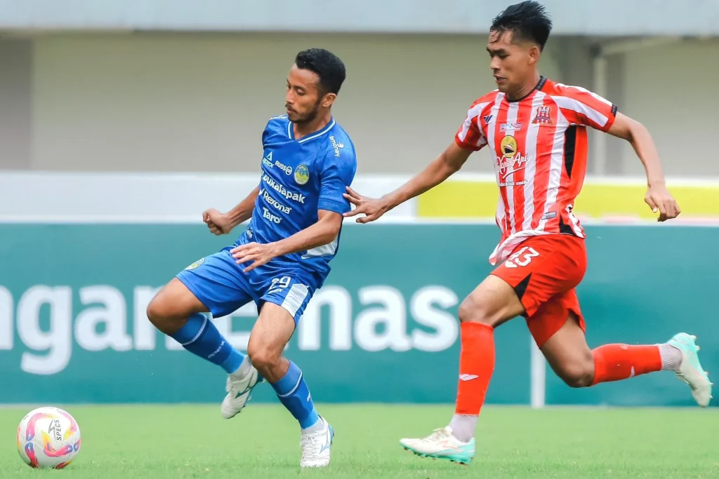 Efek Ricuh, 3 Laga Home Deltras Tanpa Penonton Foto :Wigi Pratama saat membayangi pemain PSIM (c)X-PSIMJOGJA