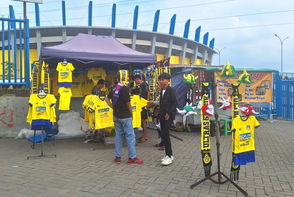 Pegadaian Liga 2 Beri Ruang UMKM Mendulang Berkah Foto : suasana saat suporter membeli merchandise UMKM di Stadion Gelora Joko Samudro Gresik (c)iansetiawan